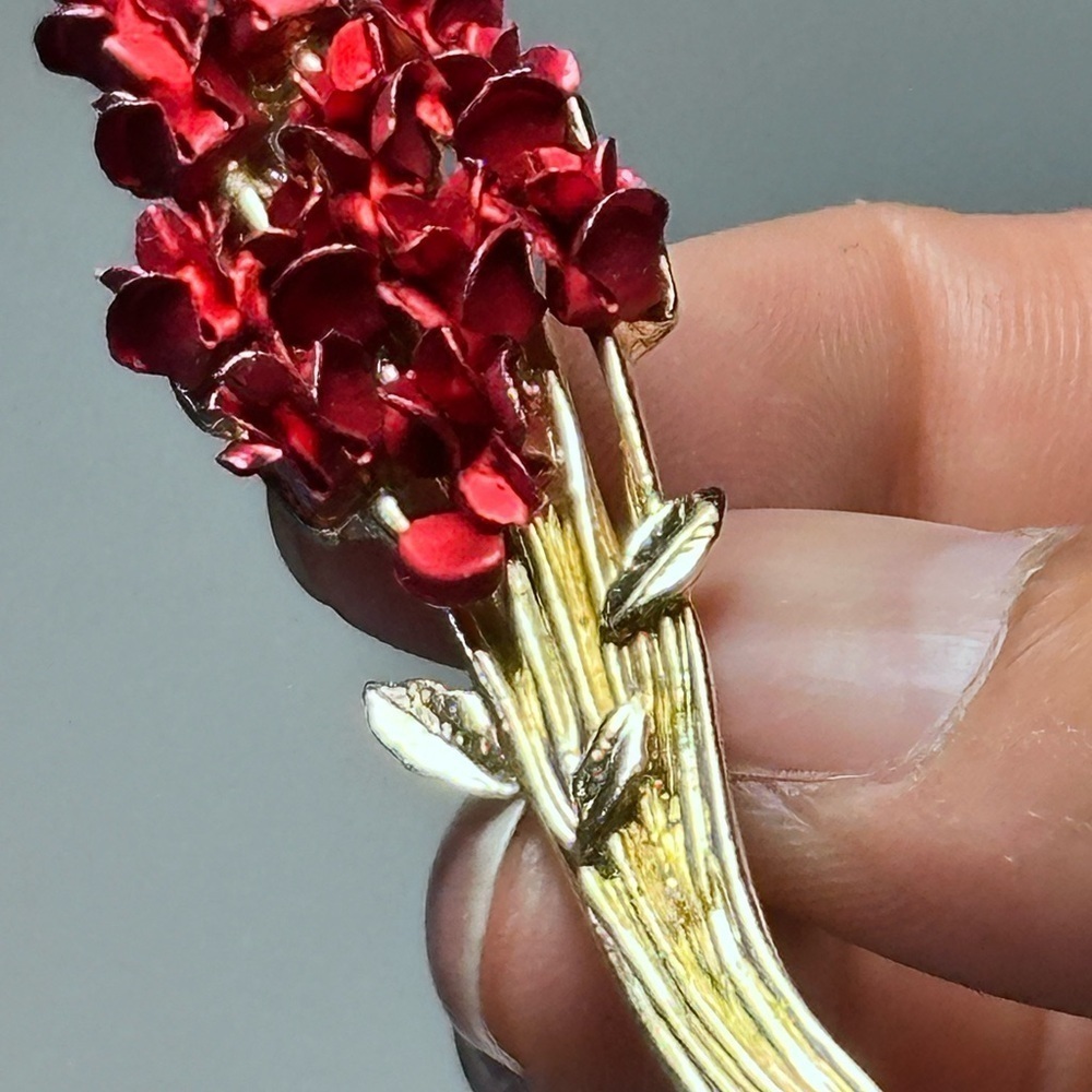 Avon Vintage Brooch Red and Gold Floral Flower Bouquet Signed DM 97 Gold Tone